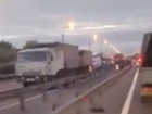 Вихляющий по трассе водитель внедорожника «убил» два грузовика в пробке под Ростовом на видео