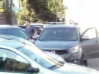 Спешащие на работу водители внедорожников перекрыли движение в центре Ростова