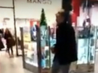 «Очарованный музыкой» наркоман-потеряшка врос ногами в пол торгового центра Ростова и попал на видео