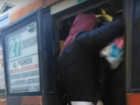 Вынужденные ехать на головах друг у друга пассажиры автобуса Ростова попали на видео