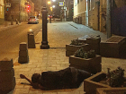 Устроившие ночлежку на тротуаре в центре Ростова три «хороших мужика» рассмешили горожан