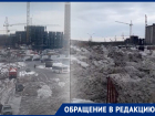В Ростове горы грязного снега перекрыли жителям Александровки доступ к остановке