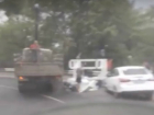 Уронившая на иномарку огромный станок фура на дороге Ростова попала на видео