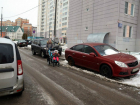 Припаркованные на тротуарах автомобили создали опасную ситуацию для маленьких пешеходов в Ростове