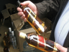 Двое ростовчан делали фальшивый алкоголь и продавали его в магазины