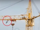 Трусливые подростки бросили повисшего на башенном кране товарища в Ростове на видео