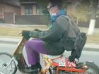 Молодой «цветастый» байкер на чудо-мопеде рассмешил ростовчан и попал на видео