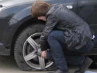 Молодого мужчину с четырьмя крадеными колесами «под мышками» поймали на улице Ростова