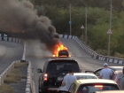 Вспыхнувшая ярким огнем иномарка спровоцировала огромную пробку на мосту в Ростове