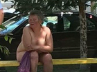 Бескомпромиссно голая женщина загорала на лавочке возле ЗАГСа в Ростове
