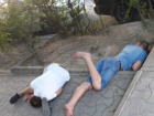 Уснувшие в «интересных» позах на асфальте уличные «йоги» рассмешили жителей Ростова