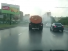 В Ростове поливальная машина устроила «душ» проезжающим автомобилям
