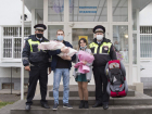 Сотрудники ДПС из Ростова встретили из роддома женщину, которой помогли вовремя добраться до больницы