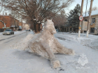 Большую лошадь из снега сделал пожарный из Новочеркасска 