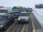 Тысячи автовладельцев застряли в пробках на трассе М-4 «Дон» в Ростовской области. Фото, видео