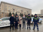 Сотрудники ГИБДД вручили цветы ростовчанкам к 8 Марта