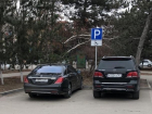 Волгодонск: два роскошных "Мерседеса" припарковались на местах для инвалидов