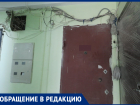 Свисающие провода мешают жителям многоэтажного дома в Ростове заходить в свои квартиры