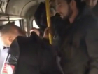 Защищавшийся сверлом от разгневанных пассажиров маршрутки дебошир попал на видео в Ростове