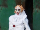 «Поджидающий свою жертву» у мусорных баков танцующий клоун наводит ужас на жителей Ростова