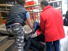 Опубликовано видео задержания охранниками "Пятерочки" агрессивного ростовчанина после разбитых им бутылок дорогого алкоголя