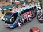 Поклонники телешоу атаковали автобус "Дома-2" в Ростове