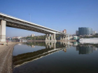 В Ростове мужчина упал с Ворошиловского моста на теплоход и разбился насмерть