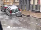 Во время дождя машина провалилась под асфальт в Ростове