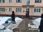 Лед с крыши пробил голову женщине в Ростове