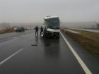 В Ростовской области рейсовый автобус врезался в экскаватор: есть пострадавшие