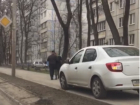 Автохам на иномарке объехал пробку по тротуару с риском для пешеходов Ростова и попал на видео