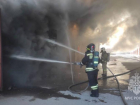 Сильный пожар на рынке под Ростовом тушат вертолет и два пожарных поезда
