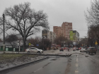 В Ростове автобус сбил столб, из-за которого парализовало движение на Дачной 