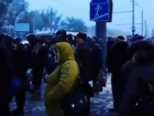 Штурмующие «дефицитные» автобусы пассажиры на остановке Ростова попали на видео