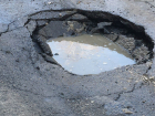 Налетев на глубокую яму автовладельцы рискуют провалиться в преисподнюю в Ростове