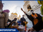 Свечи, куличи и поздравление губернатора: в храмах Ростова прошли пасхальные богослужения