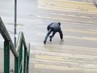 Пьяный пешеход стал героем курьезного видео в Ростове