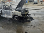 Горящий автомобиль на проспекте Шолохова своими силами потушили ростовчане
