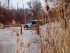 Отважное форсирование автомобилем реки во время затопления в Ростовской области сняли на видео