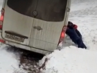 Экстремальное вытягивание слетевшей с ростовской трассы маршрутки ее пассажирами попало на видео