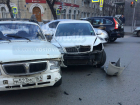 Глупое ДТП на зебре в центре Ростова устроила невнимательная девушка за рулем
