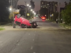 В Батайске автомобиль врезался в дерево и перевернулся - пострадали два человека