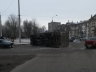 В Ростове на площади Народного ополчения перевернулась фура