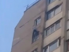 Пытавшийся забраться в окно на 15 этаже «человек-паук» попал на видео в Ростовской области