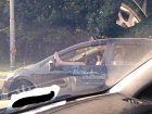 «Освежавший ноги» в окне своей иномарки водитель-акробат рассмешил и озадачил жителей Ростова 