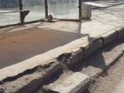 Люди сатанеют, спотыкаясь на убитых «в хлам» опасных ступеньках на автобусной остановке в Ростове