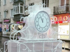 В Ростове на Соборном установили «ледяные» часы с ошибкой на циферблате
