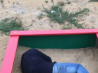 Ушатавшийся песочными куличиками парень на детской площадке рассмешил жителей Ростова