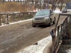 Героическое преодоление моста на улицу Локомотивную в Ростове попало на видео