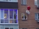Похожий на Человека-паука Дед Мороз собрал толпу зевак под окнами ростовской многоэтажки